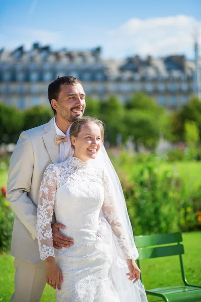 Pareja recién casada en el jardín de las Tullerías de París — Foto de Stock