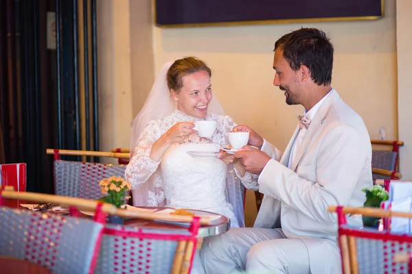 Just married couple drinking tea or coffee — Stock Photo, Image
