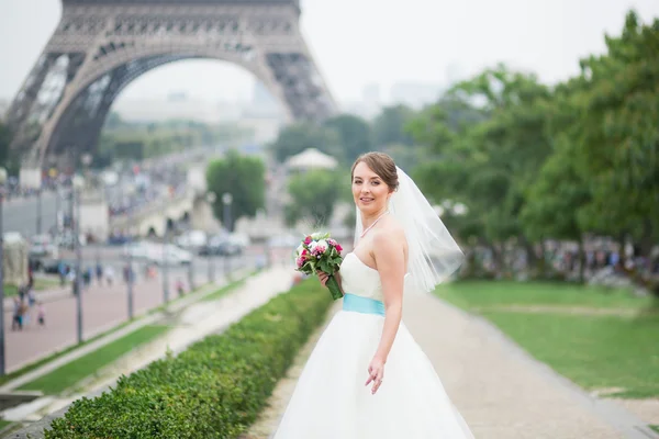 Feliz noiva bonita perto da torre Eiffel — Fotografia de Stock