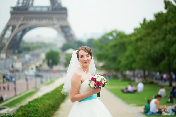 Felice bella sposa vicino alla torre Eiffel — Foto Stock
