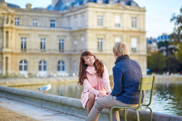 Pareja en el jardín de Luxemburgo de París — Foto de Stock