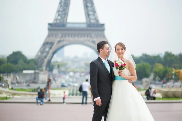 Pareja recién casada en París cerca de la Torre Eiffel —  Fotos de Stock