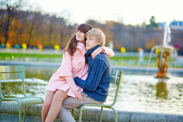 Couple dans le jardin Luxembourg de Paris — Photo