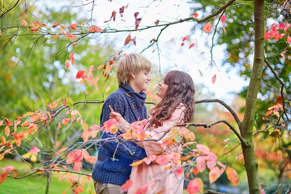 Incontri coppia nel parco in un giorno di primavera o autunno — Foto Stock