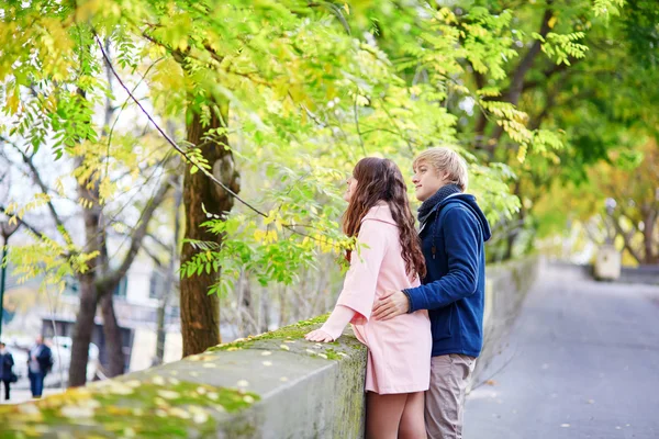 Dating par i Paris på en fin vårdag — Stockfoto