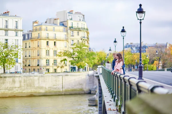 Pareja de citas en un puente en París — Foto de Stock