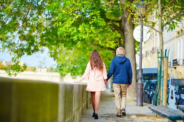 Dating couple in Paris on a spring day — Stock Photo, Image