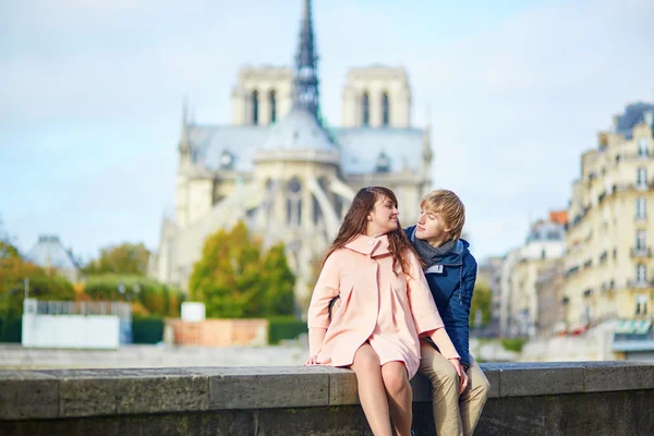 Paar in der Nähe von Notre-dame de Paris — Stockfoto
