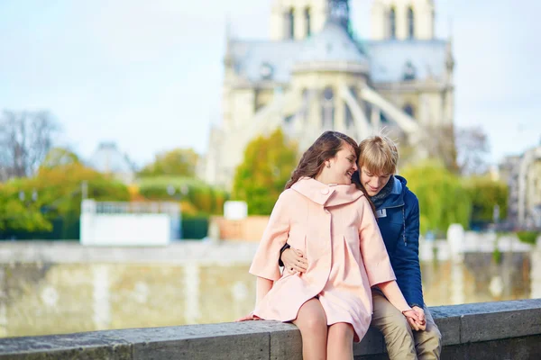 Paar in de buurt van Notre-Dame de Paris — Stockfoto