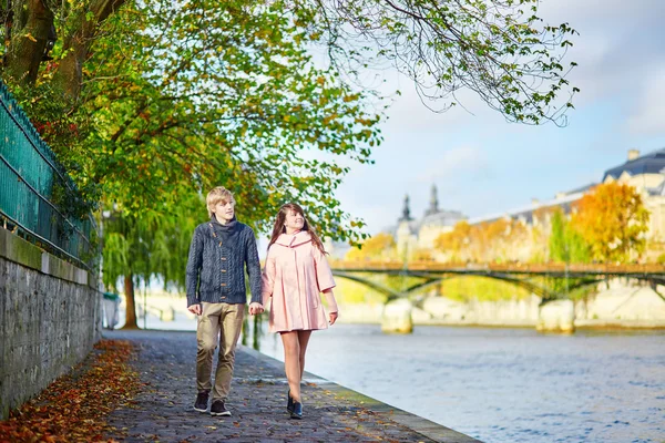 Dating couple in Paris on a spring day — Stock Photo, Image