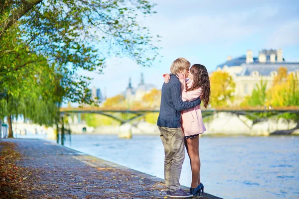 Paar in Parijs daten op een lentedag — Stockfoto