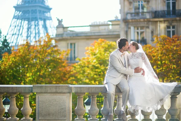 Felice coppia appena sposata a Parigi — Foto Stock