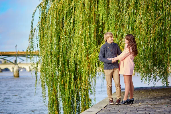 Dating par i Paris en vårdag — Stockfoto