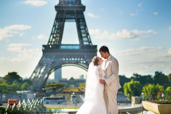 Pareja recién casada en París cerca de la Torre Eiffel —  Fotos de Stock