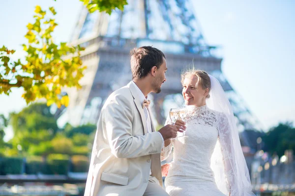 Coppia appena sposata a Parigi vicino alla Torre Eiffel — Foto Stock