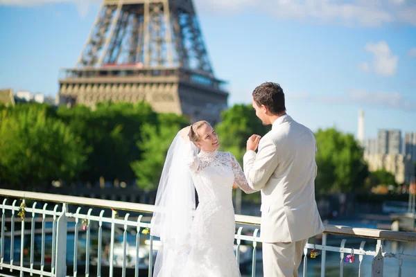Coppia appena sposata a Parigi vicino alla Torre Eiffel — Foto Stock