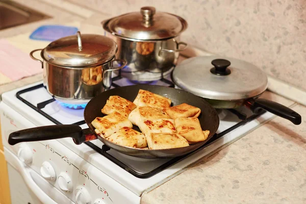 Traditionella ryska stekt fyllda pannkakor — Stockfoto