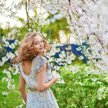 Kiraz çiçeği Bahçe genç kadın