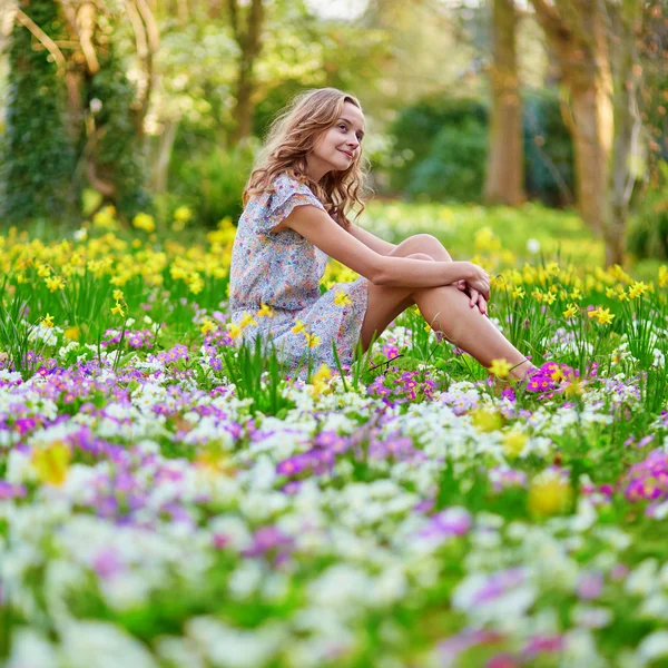 Happy young girl in park on a spring day — Stock Photo, Image