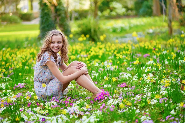 Chica joven feliz en el parque en un día de primavera —  Fotos de Stock