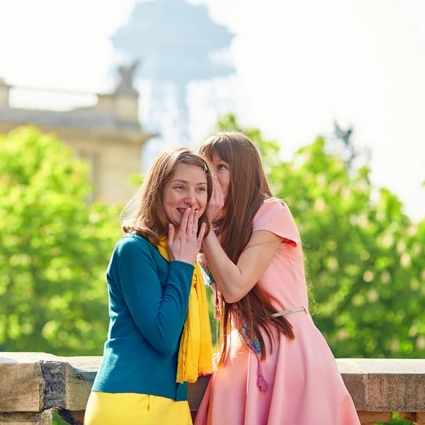 Två glada flickor i Paris — Stockfoto