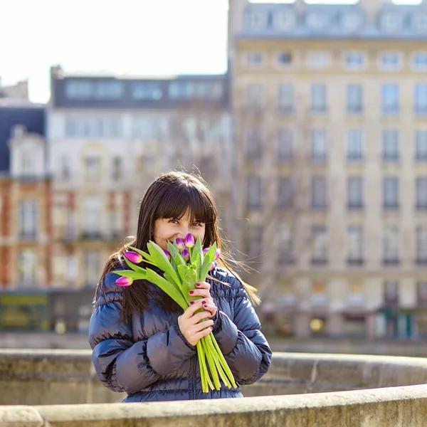 Happy young girl in Paris with tulips — Stock Photo, Image