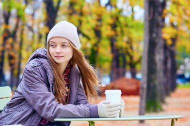 Kız açık havada kahve veya çay içme
