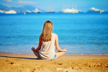 Genç kız deniz kenarında onu tatil keyfi 