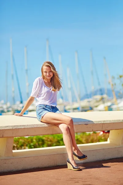 Chica joven disfrutando de sus vacaciones junto al mar — Foto de Stock