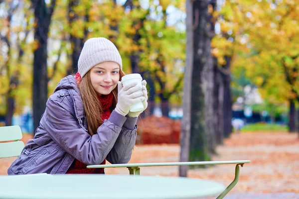 Chica tomando café o té al aire libre —  Fotos de Stock