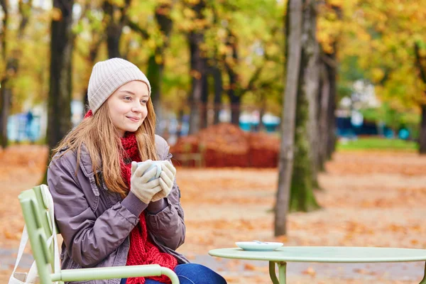 Chica tomando café o té al aire libre —  Fotos de Stock