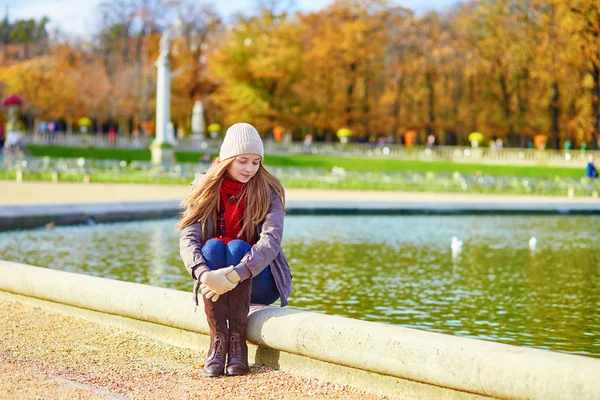 Parisian girl in the Luxembourg garden — Stock Photo, Image