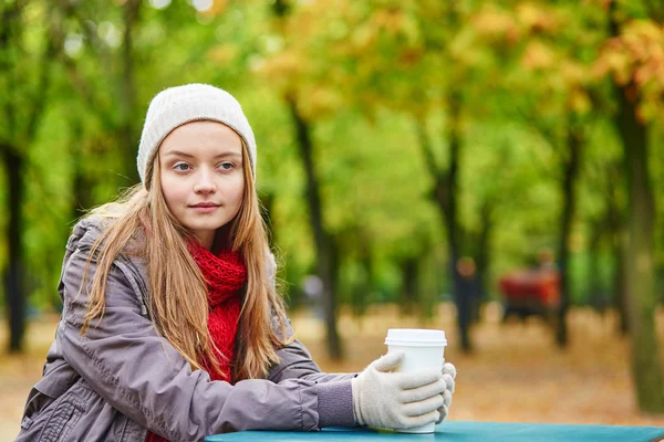 Fille boire du café ou du thé à l'extérieur — Photo