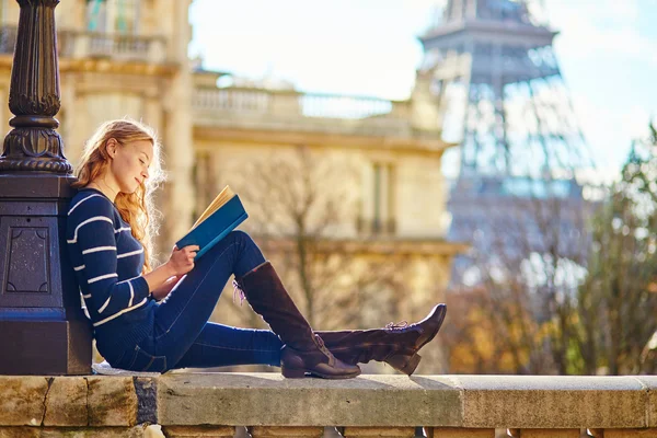 Beautiful woman in Paris, reading a book — Stock Photo, Image