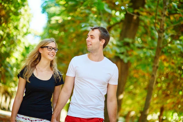 Paar an einem Sommertag im Park — Stockfoto