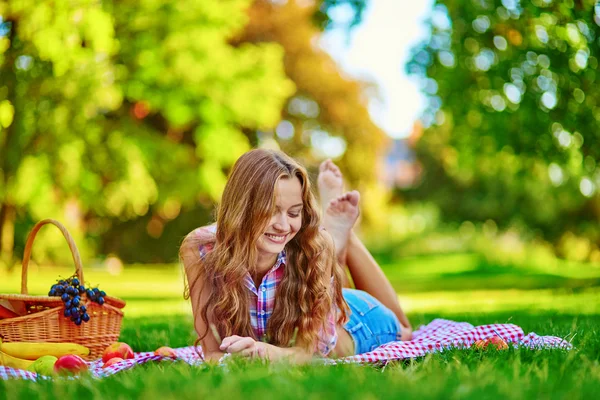 Menina bonita fazendo um piquenique no parque — Fotografia de Stock