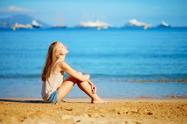 Menina desfrutando de suas férias à beira-mar — Fotografia de Stock