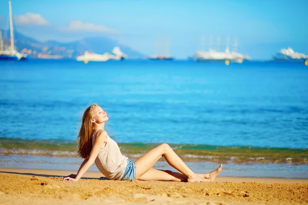 Молода дівчина насолоджується відпусткою біля моря — стокове фото
