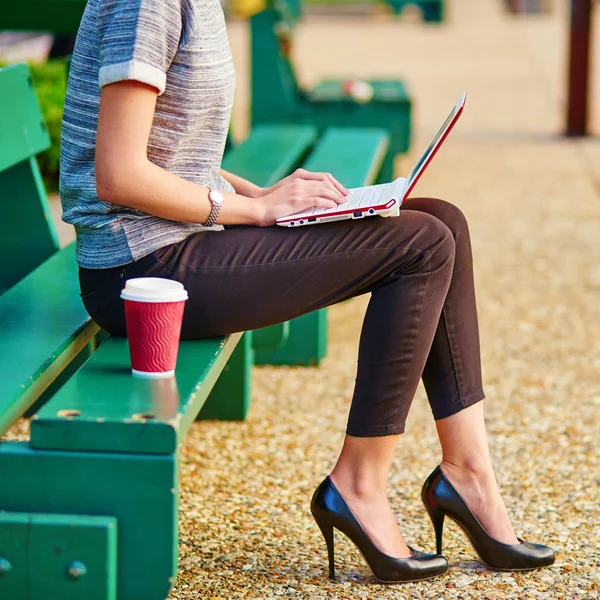 Biznes kobieta pracuje na jej laptopie na zewnątrz — Zdjęcie stockowe