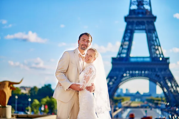 Schönes frisch verheiratetes Paar in Paris — Stockfoto