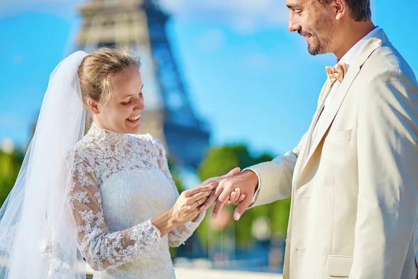 Sposa che mette la fede nuziale a un dito di sposo — Foto Stock