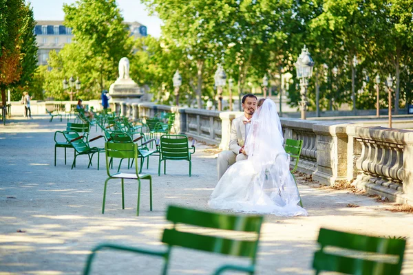 Bruden och brudgummen i Tuileries trädgården i Paris — Stockfoto