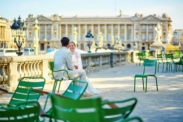 Braut und Bräutigam im Garten der Tuilerien von Paris — Stockfoto