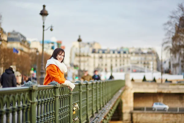 Glückliche junge Frau in Paris — Stockfoto