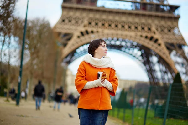 Young woman in Paris with coffee and croissant — Stock Photo, Image