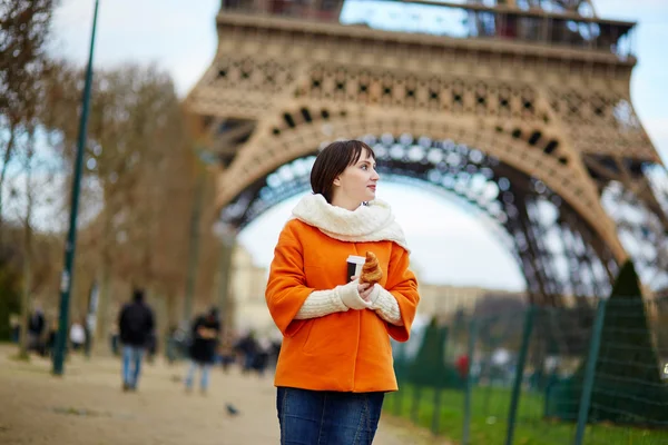 Νεαρή γυναίκα στο Παρίσι με καφέ και κρουασάν — Φωτογραφία Αρχείου