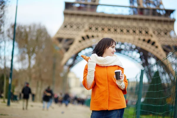 Mujer joven en París con café y croissant —  Fotos de Stock