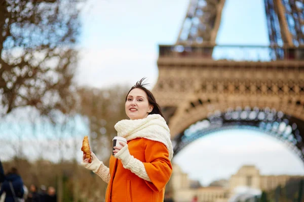 Mujer joven en París con café y croissant —  Fotos de Stock