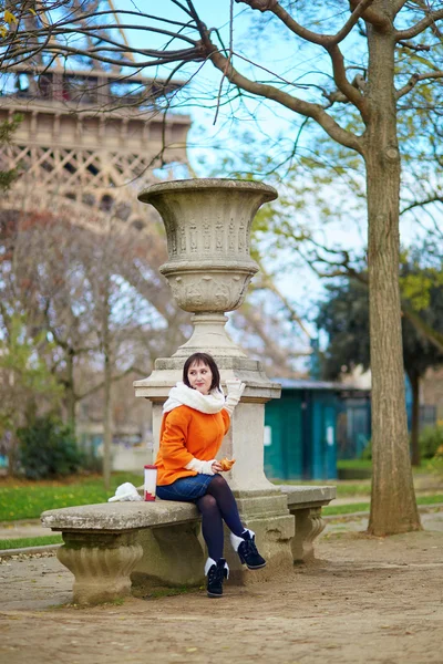 Mulher fazendo um piquenique perto da torre Eiffel — Fotografia de Stock