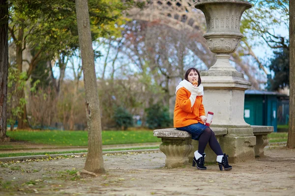 Woman having a picnic near the Eiffel tower — Stock Photo, Image